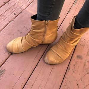 Perfect for spring! Brown leather ankle boots.